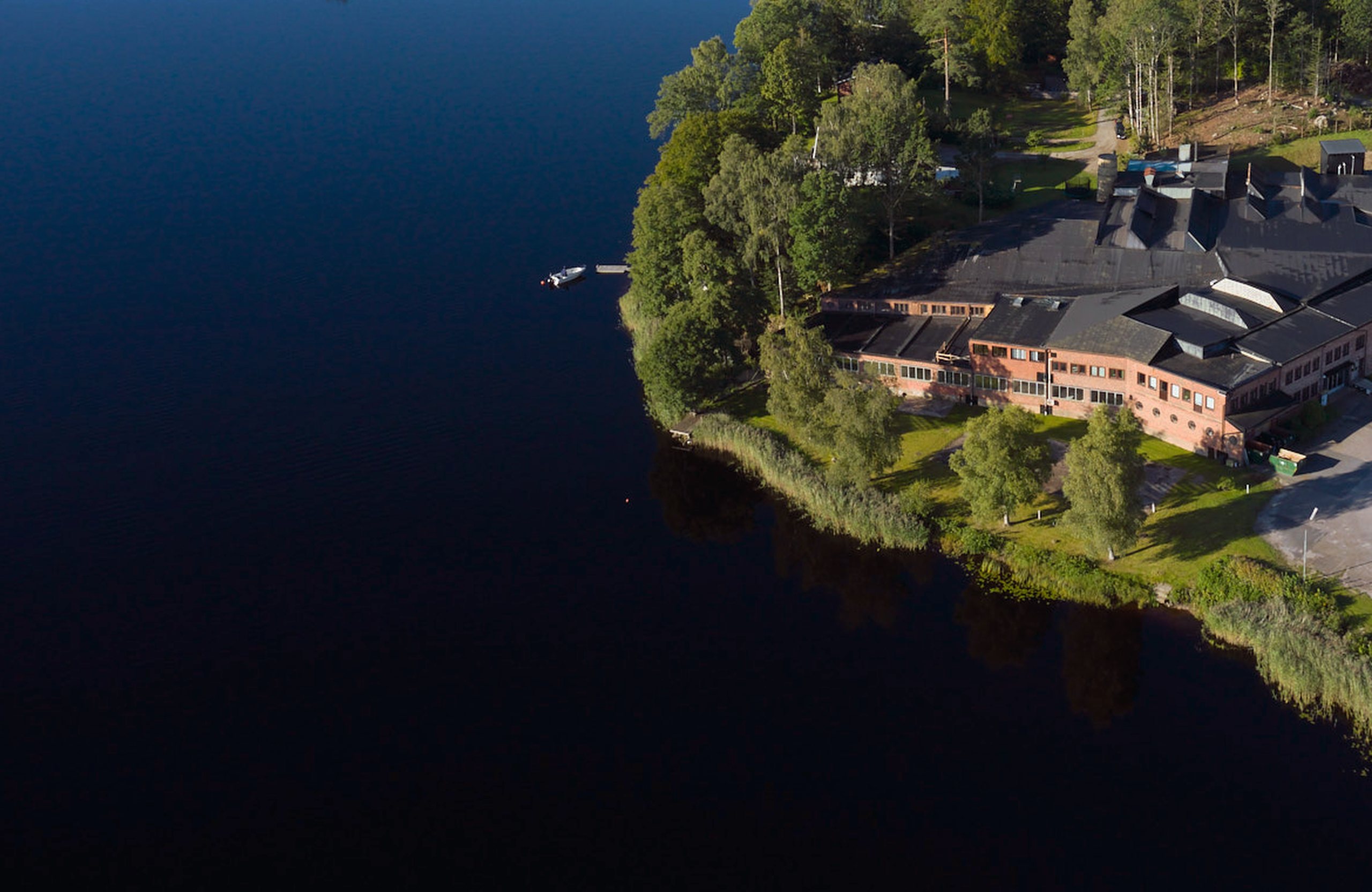 Stigens Fabriker vid sjön i Sandared